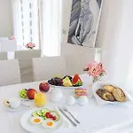 Aina Boutique מלון