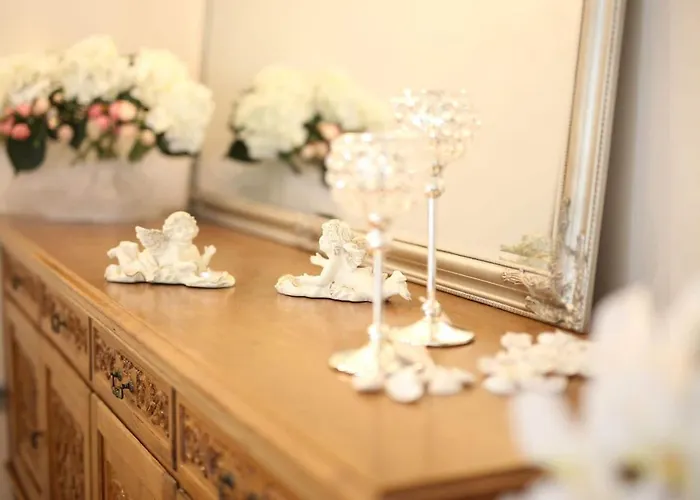 מלון Aina Boutique 3*