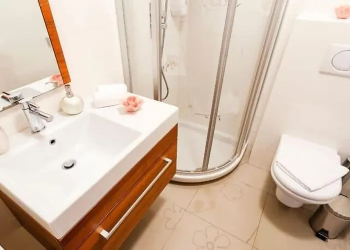 Aina Boutique Ласко